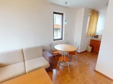 sofa, stolik