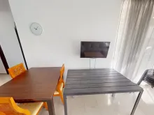 Telewizory i stół obiadowy