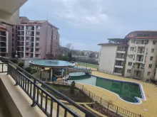 Widok na basen z tarasu