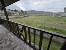 Widok z tarasu na podwórko