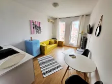 Stół obiadowy i sofa