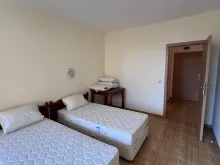 Dwa łóżka i szafa