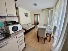 Pokój dzienny z wyposażeniem
