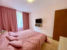 Telewizor na ścianie i łóżko
