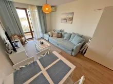 Stół obiadowy i sofa