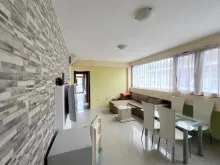 Stół z krzesłami i sofa w pokoju dziennym
