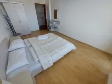 Łóżko i szafa w sypialni
