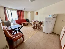 Lodówka i stół obiadowy