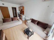 Dwie sofy w pokoju dziennym