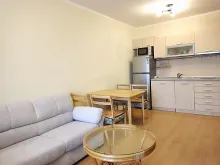 Sofa i stół z krzesłami w pokoju dziennym