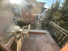 Stół z krzesłami na balkonie