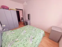 Szafa i łóżko w sypialni