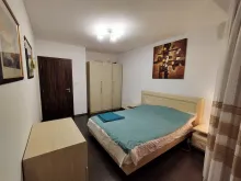 Szafa i łóżko w drugiej sypialni
