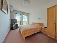 Szafa i łóżko w sypialni