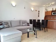 Stół obiadowy z krzesłami i sofa