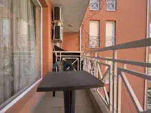 Stolik z krzesłami na balkonie