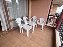 Stoły krzesła na tarasie