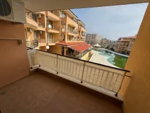 Widok na basen z balkonu