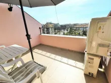 leżaki na balkonie