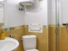 toaleta i kabina prysznicowa