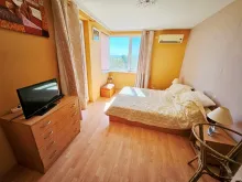 Telewizor i łóżko w sypialni