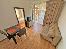 Stół obiadowy i sofa