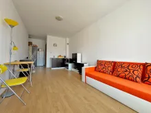 Sofa i Stolik w pokoju