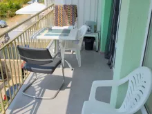 Stolik z krzesłami na balkonie