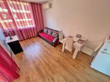 Stół z krzesłami i sofa