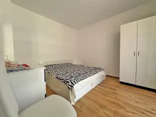 Łóżko i szafa w sypialni