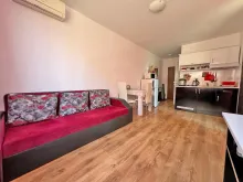 Sofa i aneks w pokoju dziennym
