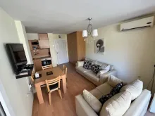 Telewizor i sofa w pokoju dziennym