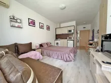 Sofa i łóżko w pokoju dziennym