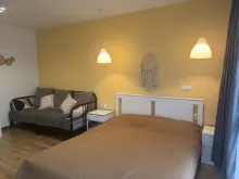 Łóżko i sofa