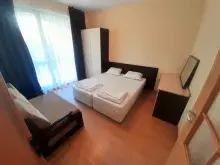 Szafa i łóżko w sypialni