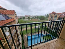 Balkon z widokiem na basen