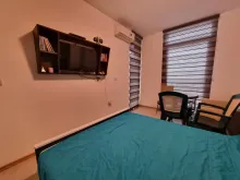 Telewizor na ścianie łóżko