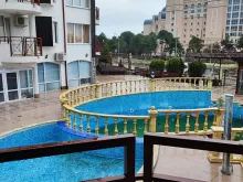 Widok na basen z tarasu