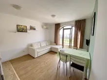 stół obiadowy i sofa