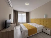 łóżko i telewizor
