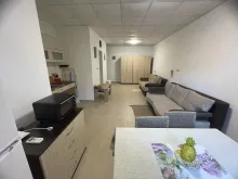 Stół obiadowy i sofa
