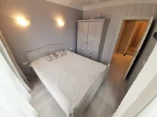 Łóżko i szafa w sypialni
