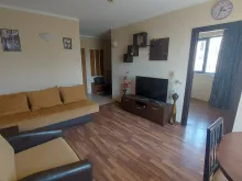 Fotel i sofa w salonie