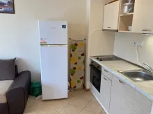 Lodówka i krzesło