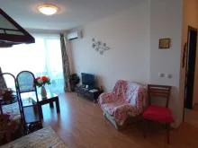 Sofa i stół jadalny