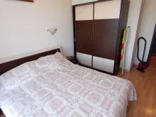Łóżko i szafa w sypialni