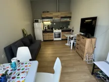 Stół jadalny i telewizor