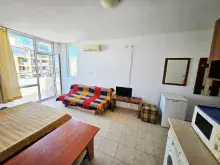 Lodówka, sofa, stół jadalny