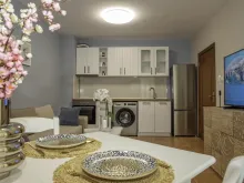Kącik kuchenny i stół jadalny