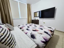 telewizor i łóżko w innej sypialni